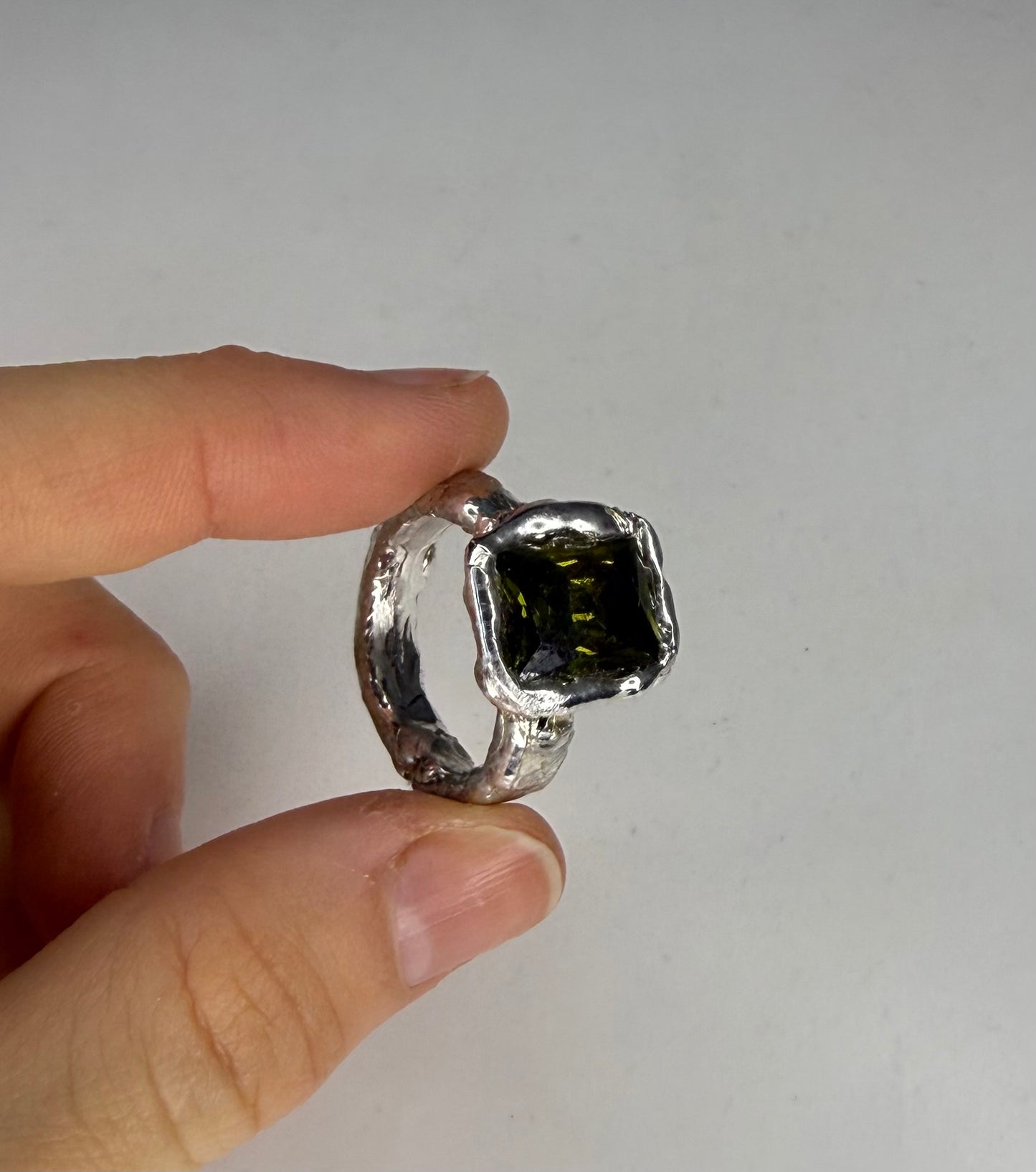 Green signet ring US 8