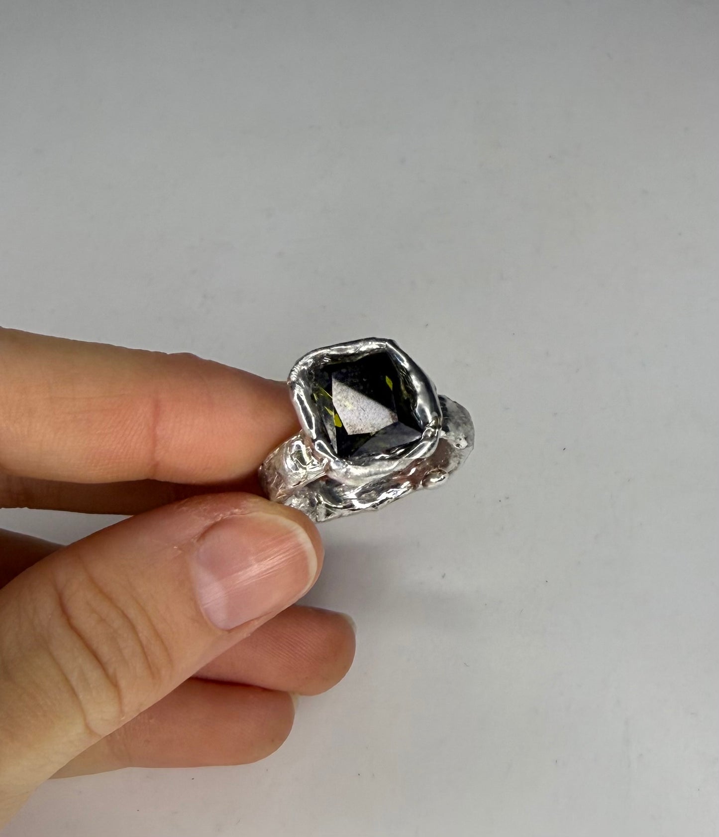 Green signet ring US 8