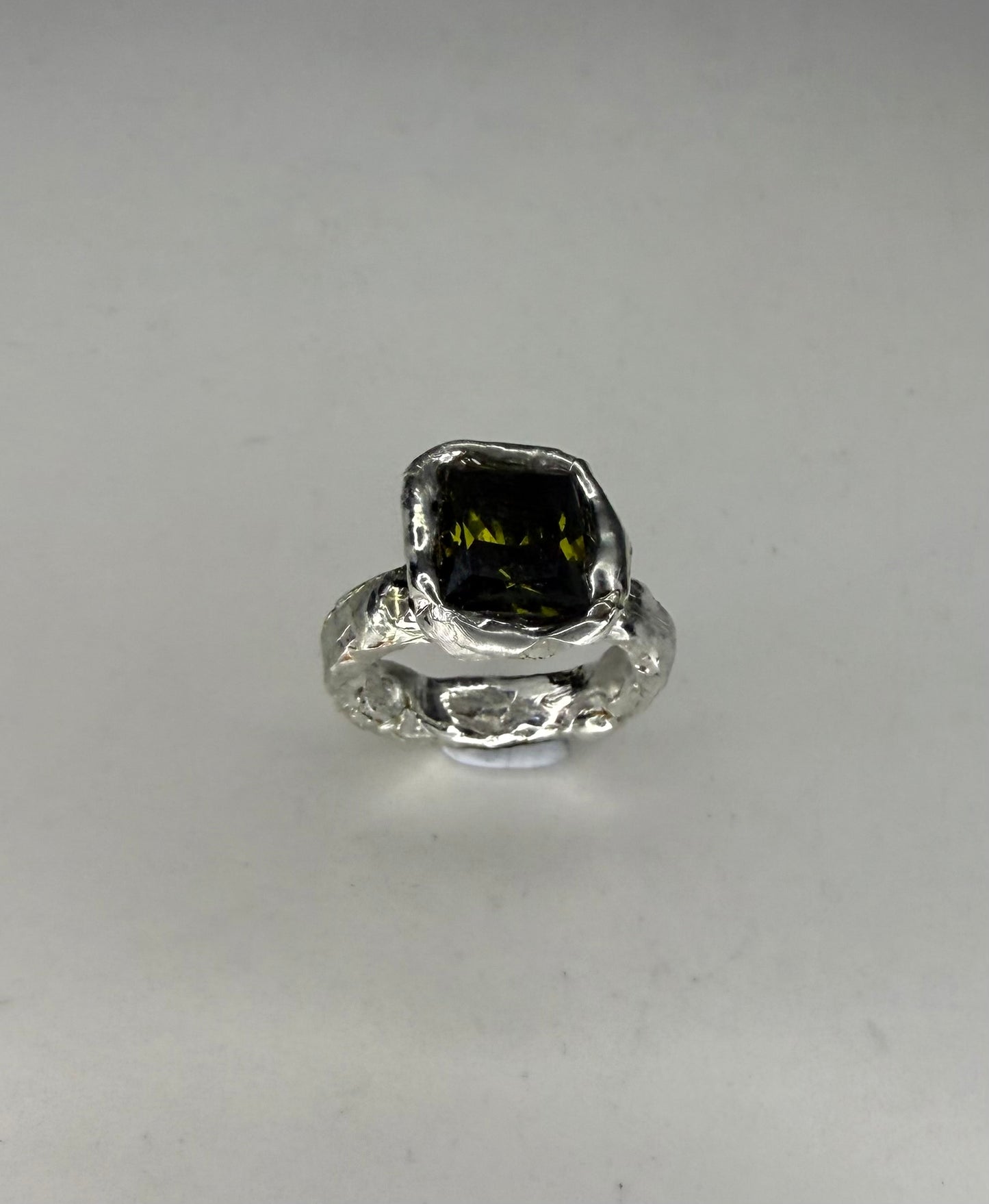 Green signet ring US 8