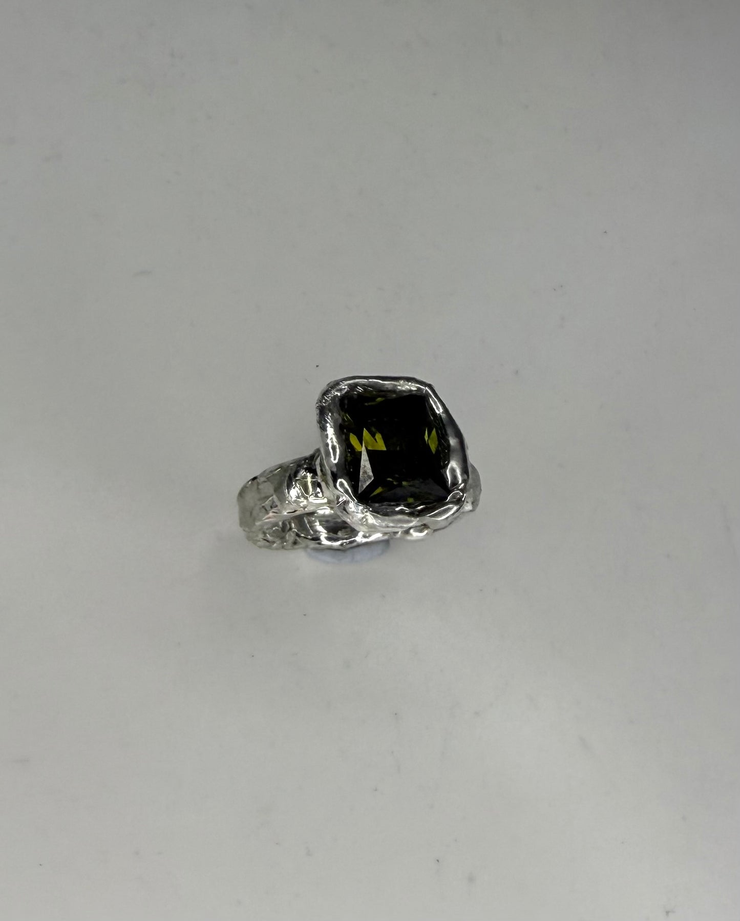 Green signet ring US 8